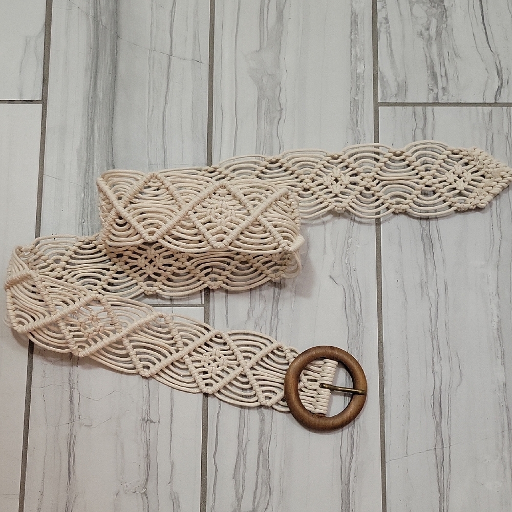 Cream Macram Belt With Wooden Buckle